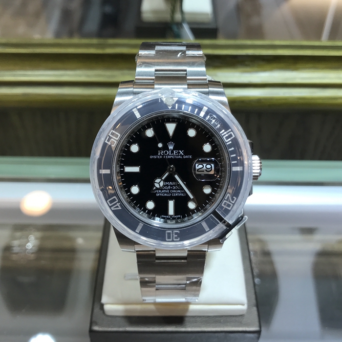 ROLEX 劳力士 潜航者型系列，黑水鬼，116610LN-97200，40毫米表径，精钢表壳，60分钟渐进刻度单向旋转外圈，配抗刮损Cerachrom陶质字圈，铂金涂层数字及刻度，中央时、分及秒针；瞬跳日历，快速更正；秒针暂停功能以准确调校时间。自产3135型自动上弦机械机芯，动力储备48小时。专柜定价：65900元。 未使用品全套附件齐全。