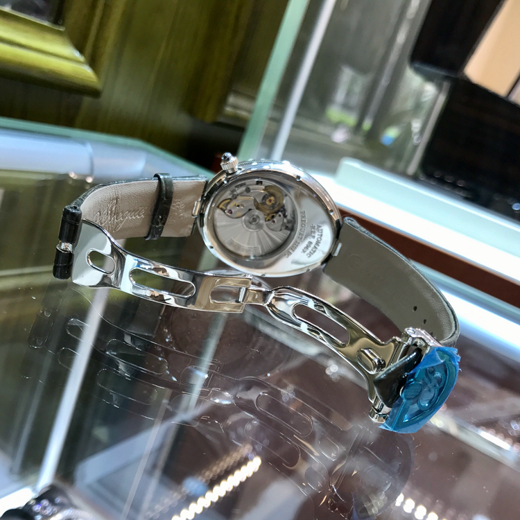 Breguet 宝玑 Reine de Naples 那不勒斯皇后系列，8967ST/58/986。精钢表壳，白色天然贝母面盘，带宝玑阿拉伯数字时符，Cal.591C自动上弦机械机芯，动力储备38小时。专柜定价：119200元。 单表无附件。