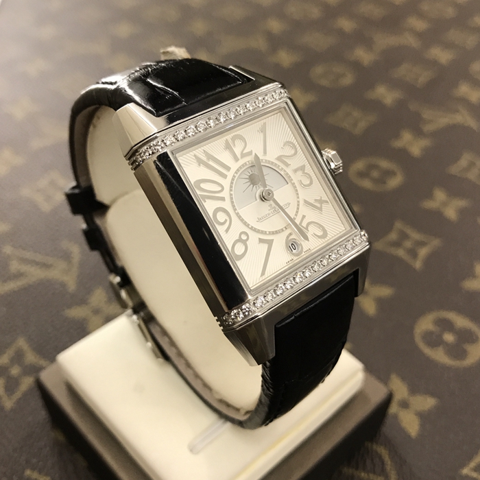 Jaeger-LeCoultre 积家 Reservo 翻转腕表系列，Q7058420。42x28.8毫米表径，精钢表壳镶嵌36颗钻石，约0.58克拉，银色正面表盘，扭索形及阳光形饰纹，6点位置日期显示，黑色背面表盘，配备外露摆陀。自动上弦机械机芯，动力储备42小时。 单表无附件。