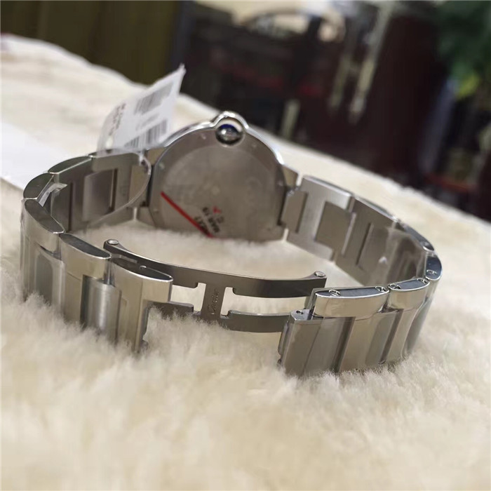 Cartier 卡地亚 Ballon Bleu 蓝气球系列，W6920046。36.6毫米表款，精钢表壳，凹槽式表冠，镶嵌一颗凸圆形合成尖晶石，镀银珠光扭索雕纹表盘，罗马数字时标，剑形蓝钢指针，蓝宝石水晶镜面，精钢表链。自动上链机械机芯。专柜定价45700元。 未使用品全套表膜标签都在，保卡17年5月份。?