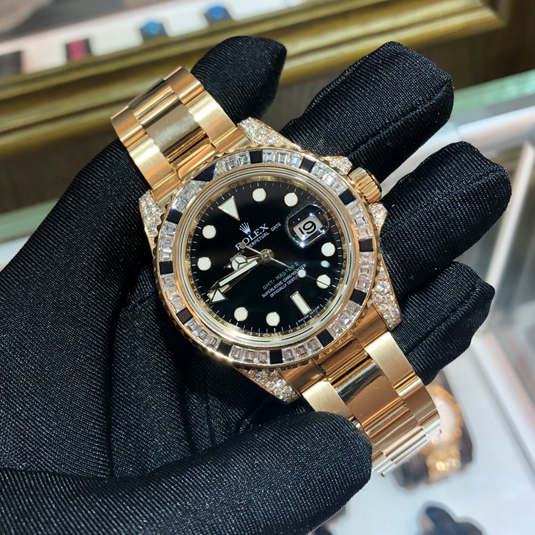 Rolex 劳力士 格林尼治型II系列，116758。40毫米表径，18k黄金镶钻黑色蓝宝石，表圈共镶嵌36颗钻石和黑色蓝宝石12颗，黑色面盘，3点位置日期显示，自产3186自动上弦机械机芯。专柜定价：965200元。 全套附件齐全。