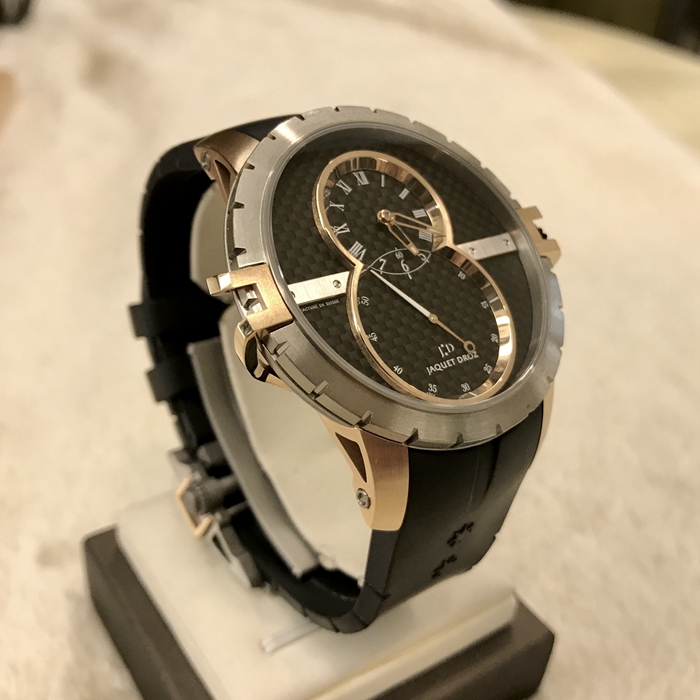 Jaquet Droz 雅克德罗大秒针运动系列，J029037440。45 毫米表径。原生碳纤维表盘，18K玫瑰金时针、分针和秒针，时标和数字5、6和7经过白色Super-LumiNova夜光处理，镀铑桥板偏心时分显示盘，大秒针子表盘。 18K玫瑰金爪饰及表耳。钛金属表冠，经橡胶铸模处理。钛金属/精钢折叠式表扣，18K玫瑰金保护装置。天然黑色橡胶表带。Jaquet Droz 2663A-S 镀钌自动上链机械机芯，双发条盒，18K白金摆陀镀钌自动上链机芯。 68小时动力储备。专柜定价：170000元。 全套附件齐全。