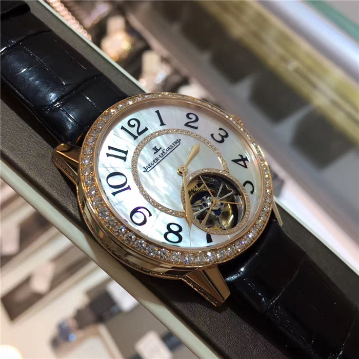 Jaeger-LeCoultre 积家约会系列，Q3412405，39毫米表径，玫瑰金原镶钻，贝母面表盘，六点位置陀飞轮装置，背透自动机械。公价625000元。 未使用品全套附件齐全。