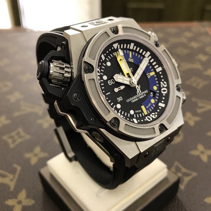Hublot 宇舶 王者至尊系列，732.NX.1127.RX。48毫米表径，钛金属表壳，黑色面盘，5点位置日期显示，9点位置小秒针，计时功能自动上弦机械机械。专柜定价：153900元。 未使用品单表无附件。