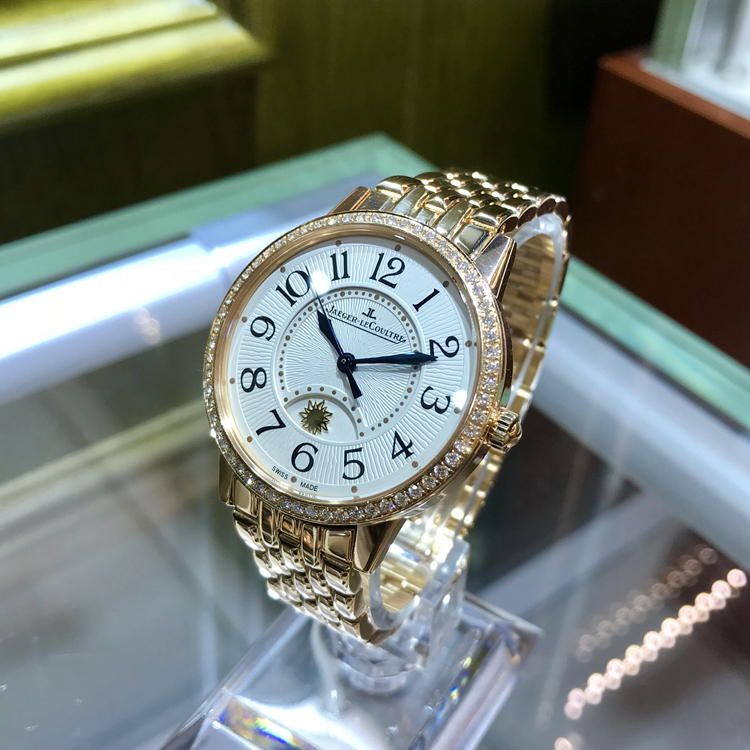 Jaeger-LeCoultre 积家 约会系列，3442120。34毫米表径，18K玫瑰金原钻表壳，镶嵌60颗钻石，约0.69 克拉，银色扭索饰纹面盘，花形指针，898A/1自动上弦机械机芯，动力储备38小时。专柜定价：263000元。 全套附件齐全。