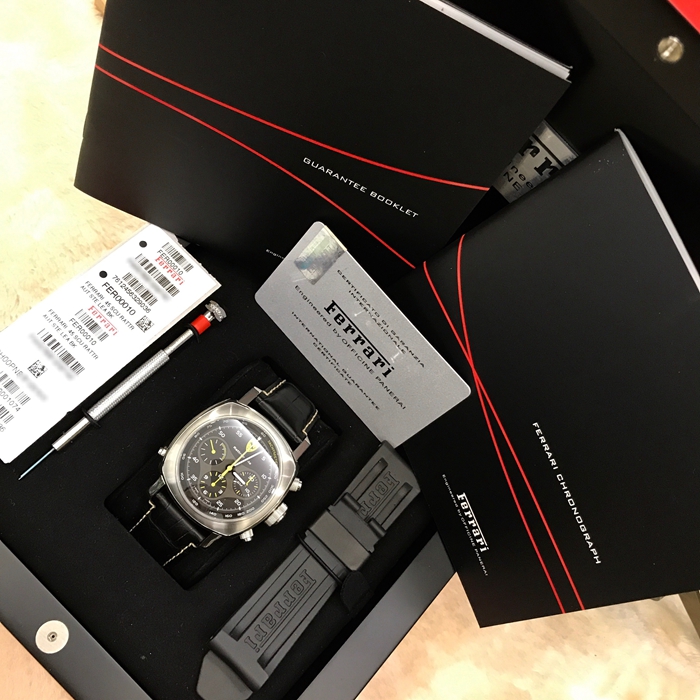 Panerai 沛纳海 法拉利纪念款，Fer00010。45毫米表径，精钢表壳，12点位置法拉利立马标志，计时双追针功能，自动上弦机械机芯。全球限量500只。 全套附件齐全。
