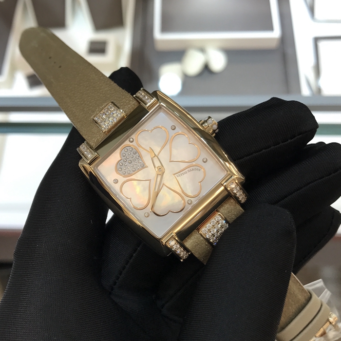 Ulysse Nardin 雅典 奇想系列，136-91/HEART V2。34x35毫米表径，18K玫瑰金表壳，贝母面盘金质心型装饰，自动上弦机械机芯。专柜定价：255000元。 未使用品全套附件齐全。