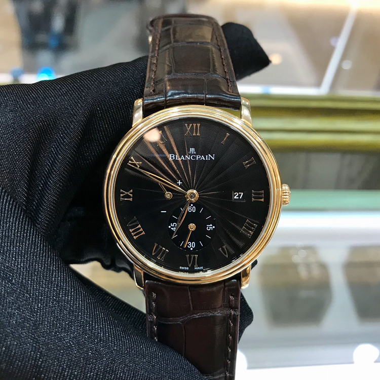 Blancpain 宝珀 Villeret 经典系列，6606-3630-55B，18K玫瑰金，40毫米表径。黑色瓷釉印花盘面。日期，动力储备显示。11C5 手动上弦机芯，动力储备72小时。蓝宝石水晶底盖。专柜售价：151000元。 单表无附件。