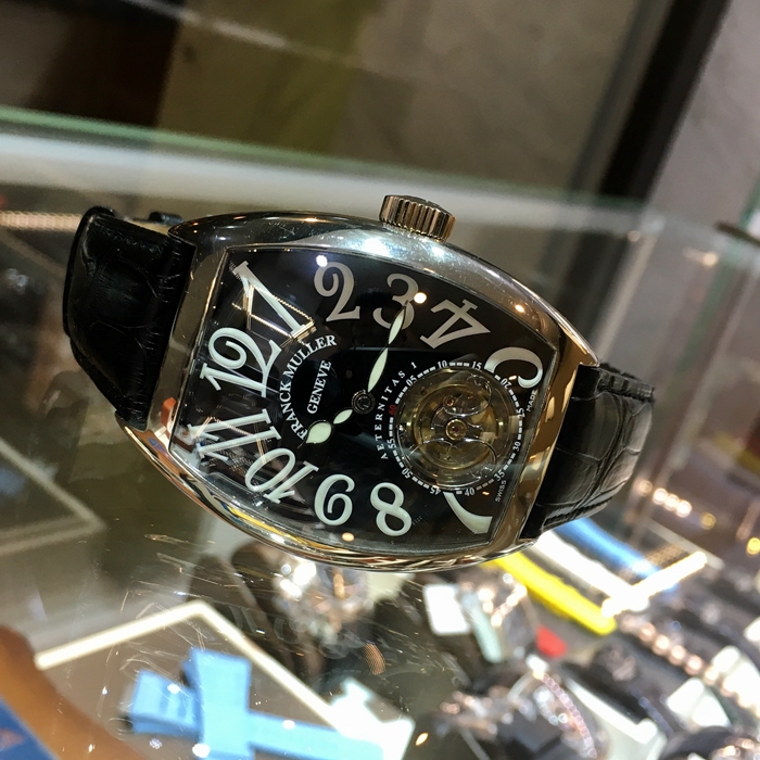 FRANCK MULLER 法兰克穆勒 GRAND COMPLICATIONS系列，8888 T。38.2x57.6毫米表径，18K白金表壳，黑色酒桶型面盘白字，6点位置镂空陀飞轮装置，FM3400背透手工雕花自动上弦机械机芯，动力储备192小时。 全套附件齐全。