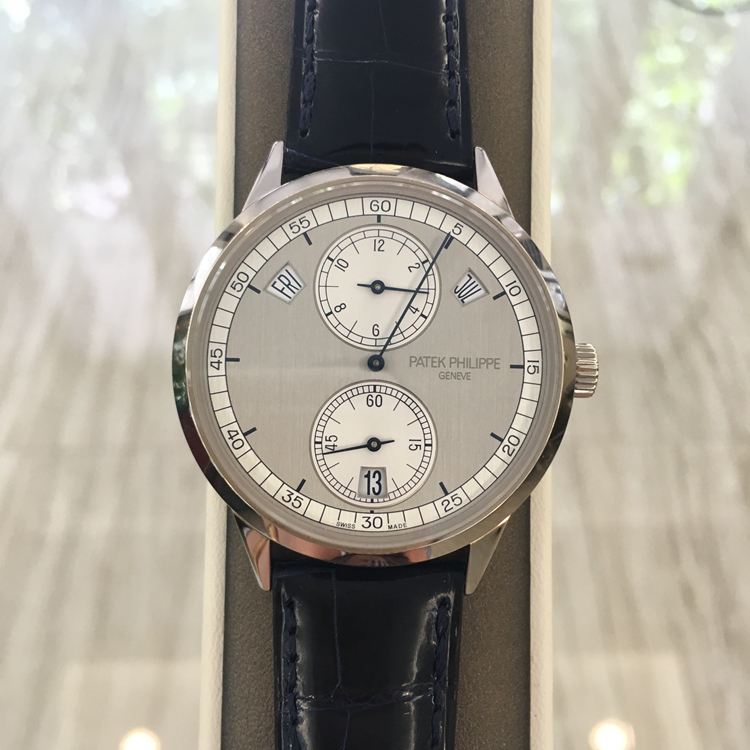 PATEK PHILIPPE 百达翡丽 复杂功能时计系列，5235G-001。40.5毫米表径，18K白金表壳，双色调银色表盘，经垂直缎纹磨砂处理，搭配蓝色转印刻度。中心大分针，年历、视窗式星期、日期和月份显示功能，31-260 REG QA自动上弦机械机芯，动力储备44小时。专柜定价：375800元。 未使用品全套附件齐全。