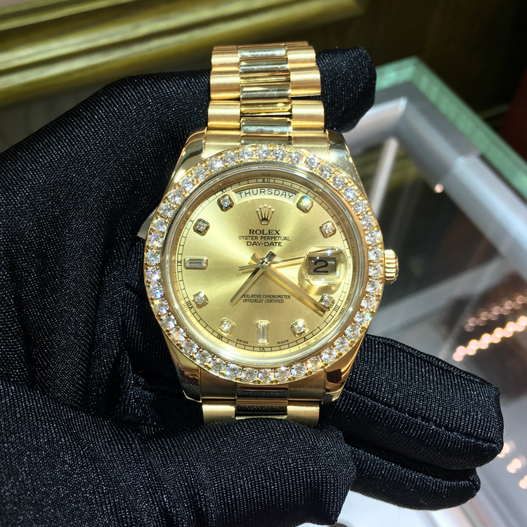 Rolex 劳力士 星期日历型系列，218348A-82318。41毫米表径，18K黄金镶钻表壳，香槟色面盘，钻石时标，3点位置防反光凸透式放大日历窗，12点位置为星期显示，自动上弦机械机芯，专柜定价：419500元。 全套附件齐全。