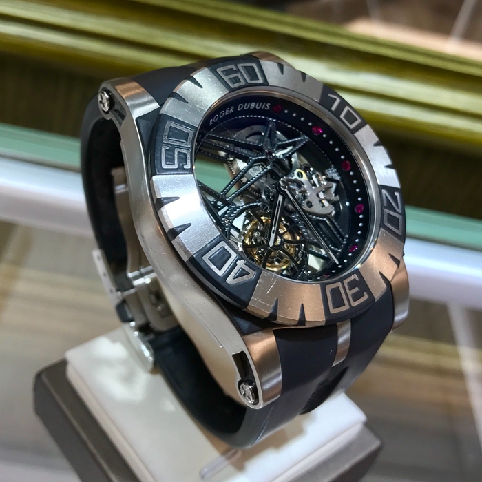 RogerDubuis 罗杰杜彼 历史系列，RDDBSE0185。48毫米表径，钛金属表壳。镂空表盘，蓝宝石水晶玻璃表镜。手动上弦机械机芯，动力储备60小时。 单表无附件。