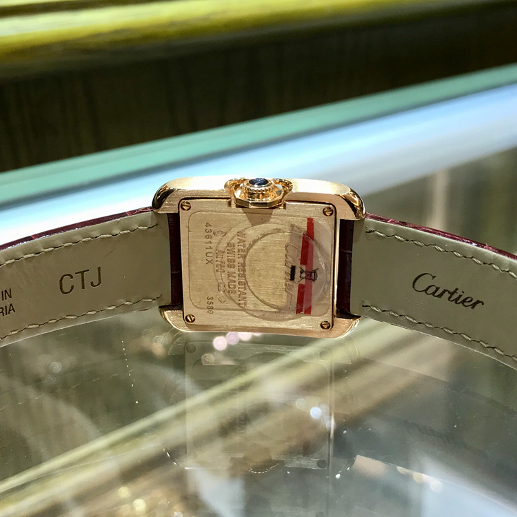 Cartier 卡地亚 Tank 坦克系列，WJTA0007。30.2 x 22.7毫米表径，18K玫瑰金表壳，镀银漆面，镶嵌11颗明亮式切割圆钻，精准石英机身，专柜定价：86500元。 单表无附件。