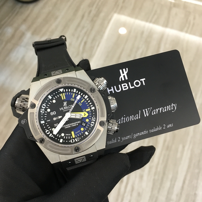 Hublot 宇舶 王者至尊系列，732.NX.1127.RX。48毫米表径，钛金属表壳，黑色面盘，5点位置日期显示，9点位置小秒针，计时功能自动上弦机械机械。专柜定价：153900元。 未使用品全套附件齐全。