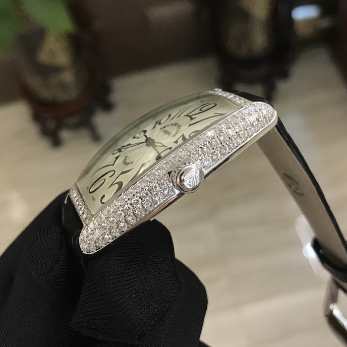 FRANCK MULLER 法兰克穆勒 CINTR?E CURVEX系列，6850。34x47毫米表径，18K白金原钻钻圈钻耳，白色面盘黑字，自动上弦机械机芯。 未使用品全套附件齐全。