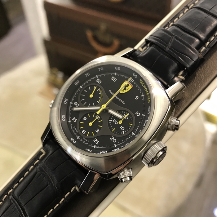 Panerai 沛纳海 法拉利纪念款，Fer00010。45毫米表径，精钢表壳，12点位置法拉利立马标志，计时双追针功能，自动上弦机械机芯。全球限量500只。 全套附件齐全。