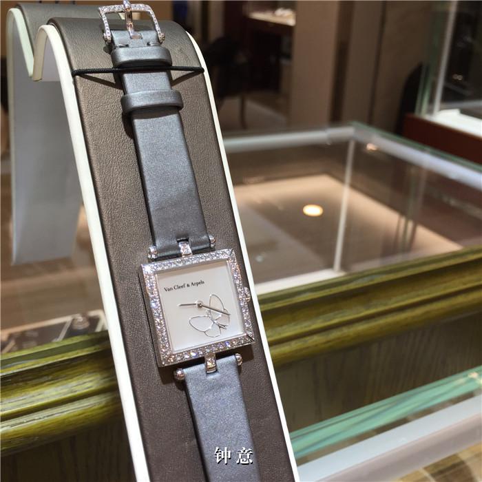 Van Cleef & Arpels 梵克雅宝，HH22907。25*25毫米表径，18K白金原镶钻圈，贝母面盘蝴蝶图案，石英机芯，白金满钻针扣，绢丝表带。 单表无附件。