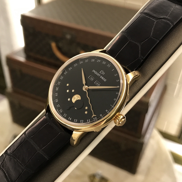 Jaquet Droz 雅克德罗 Asterale星辰系列，J012633202。43毫米表径，18k玫瑰金。黑色“Grand Feu”大明火珐琅表盘，8颗18K玫瑰金星星和1幅月亮镶饰。中央时针、分针和日期指针，12时位置设日期和月份视窗，6时位置设飞返式月相显示。22K白金摆陀，黑色“Grand Feu”大明火珐琅表盘 8颗18K红金星星和1幅月亮镶饰，Jaquet Droz 6553L2 自动上链机械机芯，双发条盒，动力储备68小时。专柜定价：250500元。