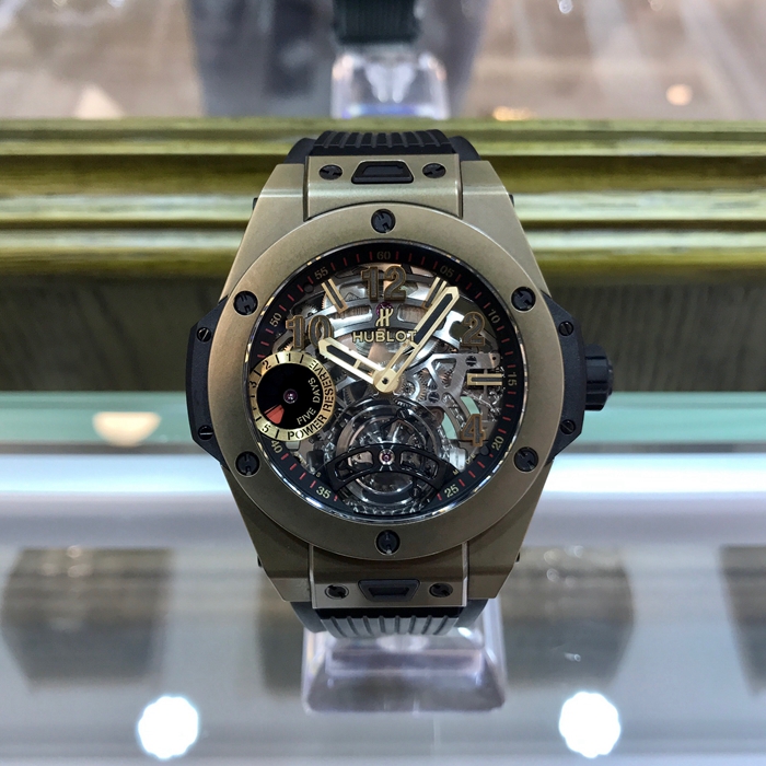 Hublot 宇舶 Bigbang 大爆炸系列，405.MX.0138.RX。45毫米表径，抛光魔力金表壳,6个黑色PVD钛螺丝，银灰/黑色面盘，6点位置陀飞轮装置，9点位置动力储备显示。手动上弦机械机芯，动力储备115小时。 单表无附件。