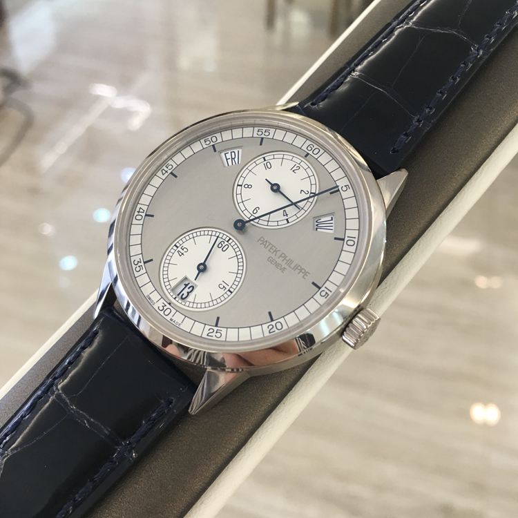 PATEK PHILIPPE 百达翡丽 复杂功能时计系列，5235G-001。40.5毫米表径，18K白金表壳，双色调银色表盘，经垂直缎纹磨砂处理，搭配蓝色转印刻度。中心大分针，年历、视窗式星期、日期和月份显示功能，31-260 REG QA自动上弦机械机芯，动力储备44小时。专柜定价：375800元。 未使用品全套附件齐全。