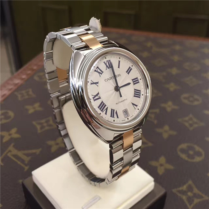 Carrier 卡地亚 Cle de Cartier 钥匙系列，W2CL0003。35毫米表径，18K玫瑰金/精钢，六点位置日期显示，18K玫瑰金钥匙形表冠，镶嵌一颗合成尖晶石。镀银雕纹表盘，带太阳纹放射效果，罗马数字时标。剑形蓝钢指针。蓝宝石水晶镜面和蓝宝石水晶透明表背。18K玫瑰金与精钢表链。?自产1847 MC 型工作坊精制自动上链机械机芯。专柜定价：63000元。