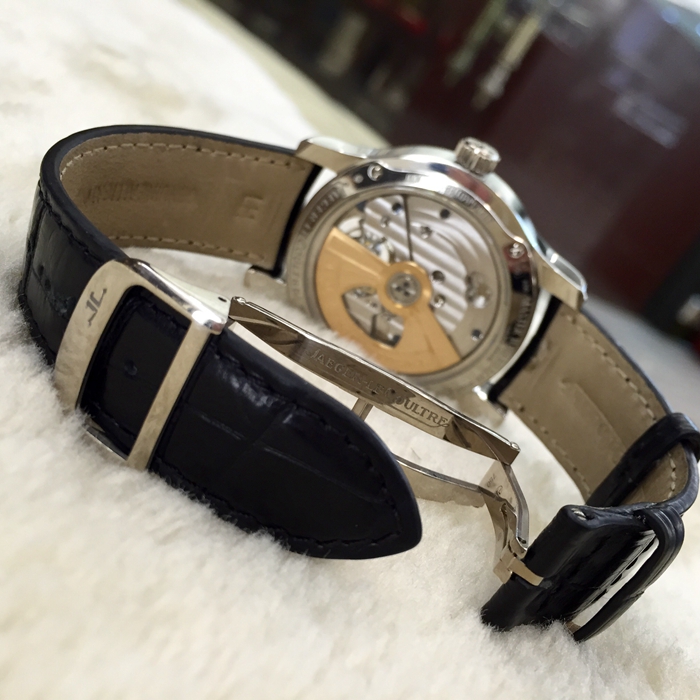 Jaeger-LeCoultre 积家，41.5毫米表径，PT950铂金表壳，银白色面盘，6点位置陀飞轮装置，自动上弦机械机芯。 单表无附件。