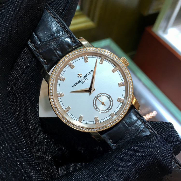 Vacheron Constantin 江诗丹顿 传承系列，82572/000R-9604。38毫米表径，18K玫瑰金原钻表壳，白色面盘，手动上弦机械机芯，专柜定价：207000元。 全套附件齐全。