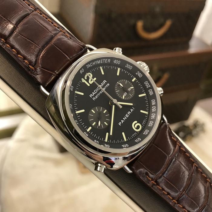 Panerai 沛纳海  限量珍藏款系列，PAM 00214。精钢表壳，45毫米表径，黑色面盘，计时功能自动上弦机械机芯。专柜定价：123500元。 全套附件齐全。