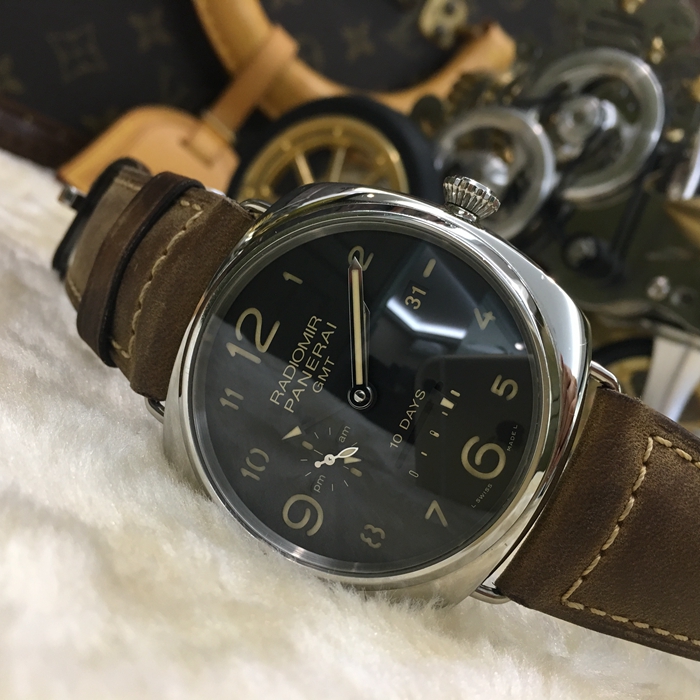 Panerai 沛纳海 沈阳故宫 00476。47毫米表径，精钢表壳，黑色面盘，三点位置日期显示，6点位置动力储备显示，背面沈阳故宫图案，自动上弦机械机芯。 单表无附件。
