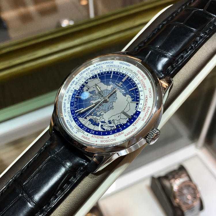 Jaeger-LeCoultre 积家 GEOPHYSIC 地球物理天文台系列，8108420。41.6毫米表径，精钢表壳，蓝色漆面面盘镶贴时标，巴顿型指针， 世界时功能，自产772自动上弦机械机芯，动力储备40小时。专柜定价：108000元。 全套附件齐全。