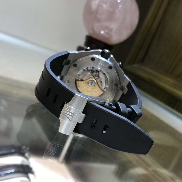Audermars Piguet 爱彼 皇家橡树离岸型系列，26470ST.OO.A101CR.01。42毫米表径，精钢表壳搭配经反炫光处理的蓝宝石水晶玻璃镜面和底盖及黑色陶瓷旋入式表冠和按钮。黑色表盘镌刻“Méga Tapisserie”超大格纹装饰，搭配黑色计时器、白色荧光阿拉伯数字、白金荧光皇家橡树指针及黑色内表圈。自动上弦机械机芯，动力储备50小时。专柜定价：195000元。 全套附件齐全。