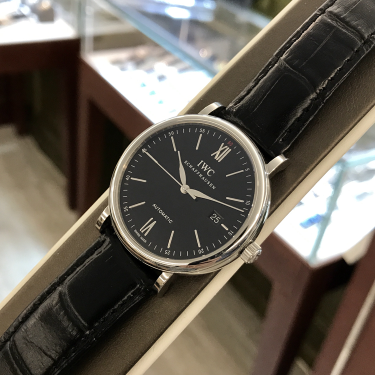 IWC 万国 柏涛菲诺系列，IW356502。40毫米表径，精钢表壳，黑色面盘，3点位置日期显示，35111自动上弦机械机芯，专柜定价：33600元。 单表无附件。