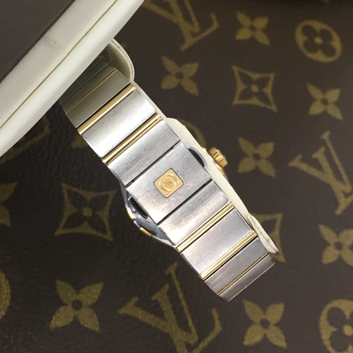 Omega 欧米茄 星座系列，123.25.27.20.55.003。27毫米表径，18K黄金/精钢镶钻，珍珠贝母面，镶钻时标，三点位置视窗式日期显示，自动机械机芯，动力储备50小时。专柜定价：76300元。 全套附件齐全。