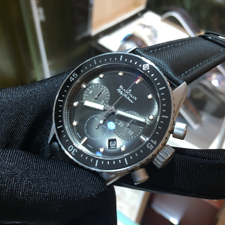 Blancpain 宝珀 五十噚系列，5200-1110-B52A。43毫米表径，精钢表壳，深灰色面盘，日期显示功能，计时功能，F385自动上弦机械机芯，动力储备43小时，专柜定价：112500元。 全套附件齐全。