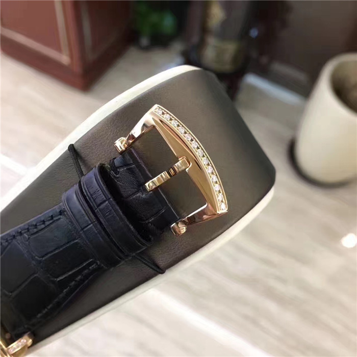 RogerDubuis 罗杰杜彼。37毫米表径，18K玫瑰金原镶钻圈钻耳，珍珠贝母表盘，?罗马数字时标，6点位置小秒针，自动上弦机械机芯。 单表无附件。
