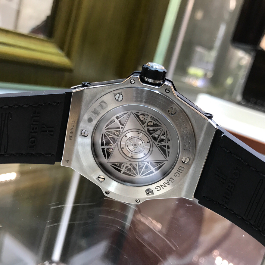 Hublot 宇舶 Bigbang 大爆炸系列，415.NX.1112.VR.1704.MXM17。45毫米表径，钛金属表壳，饰以“Maxime Buchi”设计的镌刻图案镶嵌256颗钻石，重0.80克拉，哑光及缎面黑色面盘，抛光八角形镂空式指针，HUB1213自动上弦机械机芯，动力储备72小时。 未使用品全套附件齐全。