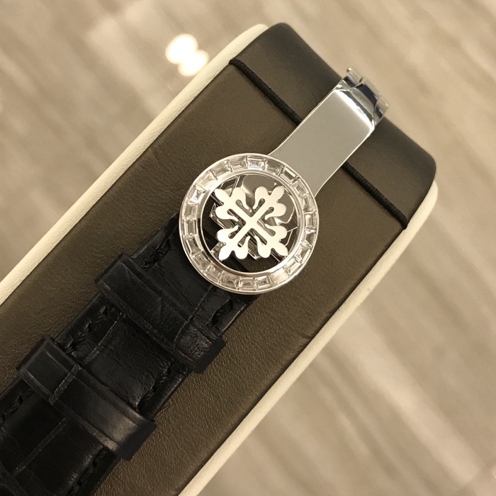 PATEK PHILIPPE 百达翡丽，超复杂功能计时系列，5971P。40毫米表径，950铂金表壳，镶嵌36颗梯形钻石（~3.88 克拉）。万年历，中心计时大秒针，指针式闰年，日期显示，视窗式，月相，月份，星期显示。黑色表盘镶嵌钻石刻度。双p印记灯笼扣。Caliber CHF 27-70 Q手动机械机芯，动力储备60小时。专柜定价：2360000元。 单表无附件。