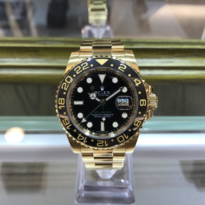 Rolex 劳力士 格林尼治型II系列，116718-LN-78208。40毫米表径，18K黄金表壳，黑色面盘，24小时渐进刻度双向旋转外圈，配Cerachrom陶质字圈，3点位置日期显示，中央时、分及秒针；24小时显示；瞬时变更独立指针显示第二时区时间；瞬跳日历；秒针暂停功能以准确调校时间，自产3186型自动上弦机械机芯，动力储备48小时。专柜定价：242300元。 单表附保卡。