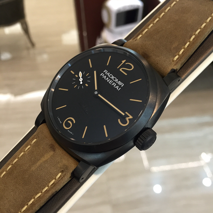 Panerai 沛纳海 RADIOMIR 1940系列，PAM00532。2013年特别限量版，限量500只。表径47毫米，表壳采用外层经DLC（仿钻结晶碳）涂层处理的精钢材质，使外观呈现黑色哑光效果。黑色表盘采用“三明治式”结构，线条极尽简洁。附夜光阿拉伯数字及小时标示。9点钟位置设小秒针，6点钟位置铭刻慢速鱼雷浮雕图案。刚玉制成蓝宝石水晶表镜。沛纳海自产 P.3000手动上链机械式机芯，两个发条盒，动力储备72小时（3日）。