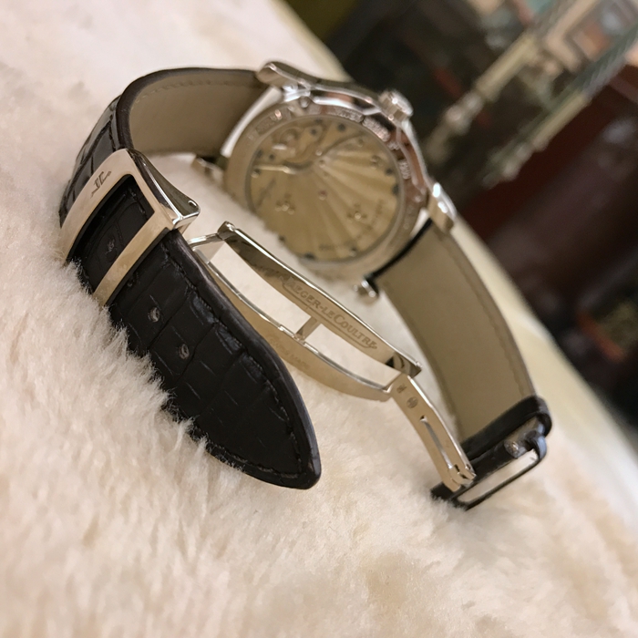 Jaeger-LeCoultre 积家 超卓复杂腕表系列，Q1646420。43毫米表径，PT950铂金表壳，银灰色表盘，三问报时功能，手动上弦机械机芯，15天动力超长储存。专柜定价：1540000元。 单表无附件。