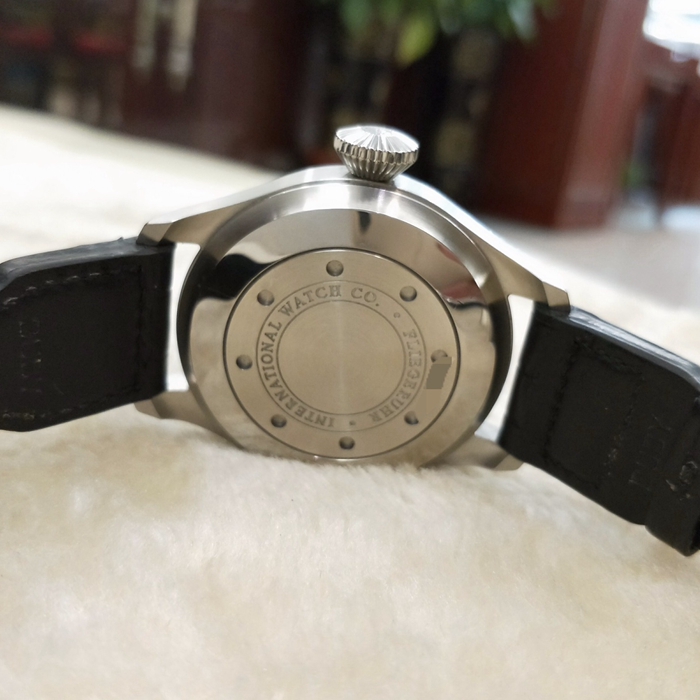 IWC 万国 飞行员系列，IW500901。46毫米表径，精钢表壳，黑色面盘，中央秒针附掣停装置，三点位置动力储备显示，六点位置视窗式日期显示，双面防反光凸状蓝宝石玻璃表镜，Glucydur ? 铍合金平衡摆轮，摆轮臂配置高精度微调凸轮，自动上弦机械机芯，动力储备168小时（7天）。 单表无附件。