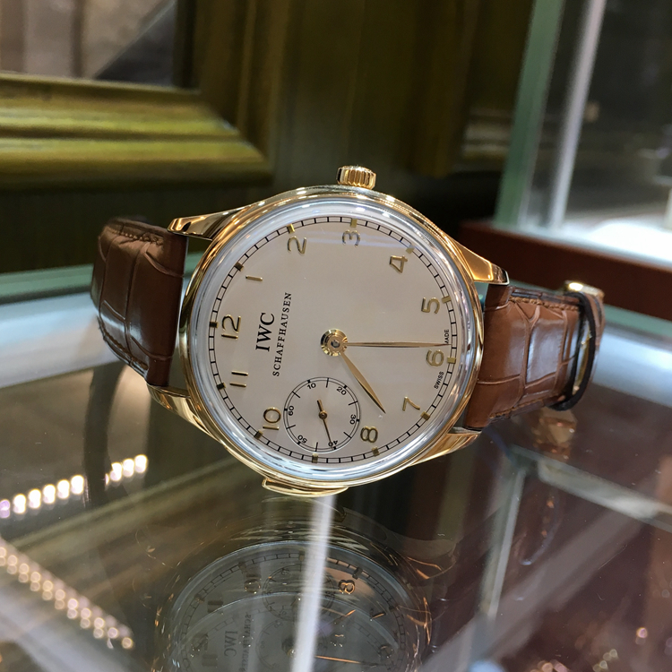 IWC 万国 葡萄牙系列 IW524202。43毫米表径。18K玫瑰金表壳，钢镀铑圆形表盘，三问报时功能，Cal.95290手动上弦机械机芯，动力储备43小时。全球限量250只，专柜定价615000元。 全套附件齐全。