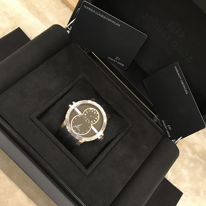 Jaquet Droz 雅克德罗大秒针运动系列，J029037440。45 毫米表径。原生碳纤维表盘，18K玫瑰金时针、分针和秒针，时标和数字5、6和7经过白色Super-LumiNova夜光处理，镀铑桥板偏心时分显示盘，大秒针子表盘。 18K玫瑰金爪饰及表耳。钛金属表冠，经橡胶铸模处理。钛金属/精钢折叠式表扣，18K玫瑰金保护装置。天然黑色橡胶表带。Jaquet Droz 2663A-S 镀钌自动上链机械机芯，双发条盒，18K白金摆陀镀钌自动上链机芯。 68小时动力储备。专柜定价：170000元。 全套附件齐全。