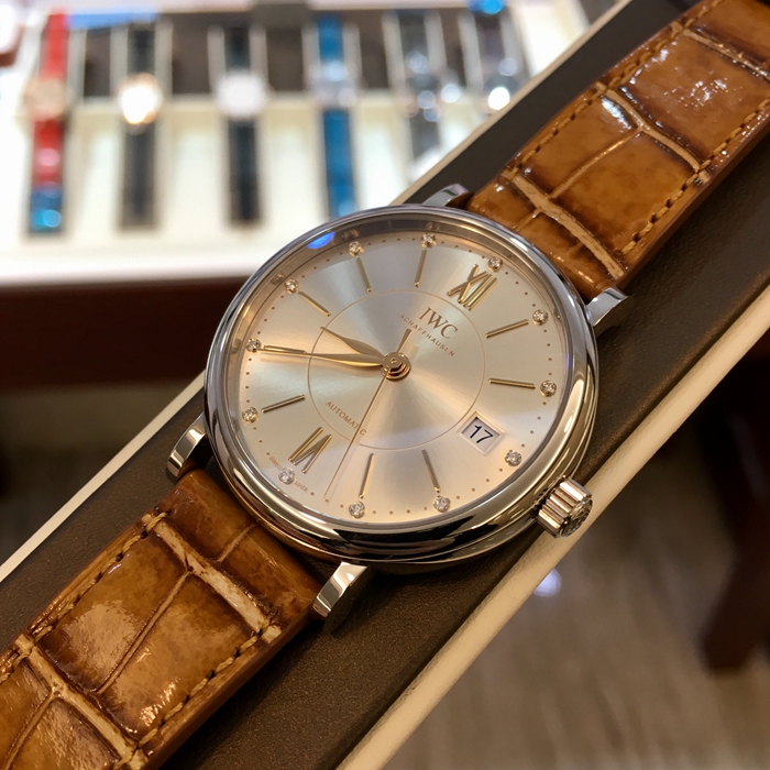 IWC 万国 柏涛菲诺系列，IW458101。37毫米表径，精钢表壳，银白色面盘，镶嵌12颗钻石，35111自动上弦机械机芯，动力储备42小时。专柜定价：42000元。 未使用品全套附件齐全。