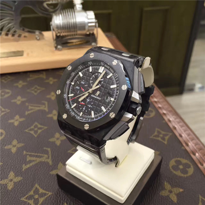 爱彼/皇家橡树离岸型，26400AU.OO.A002CA.01，Cal.3126/3840 自动上弦机械机芯，动力储备60小时。44毫米表径。黑色表盘镌刻“Méga Tapisserie”超大格纹装饰，搭配黑色计时器、白金荧光立体时标和皇家橡树指针及黑色内表圈。