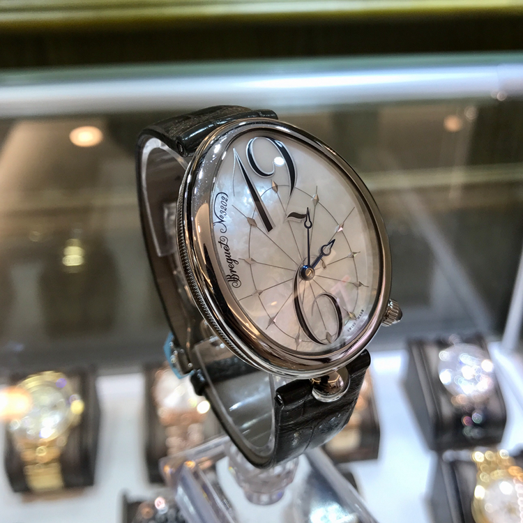 Breguet 宝玑 Reine de Naples 那不勒斯皇后系列，8967ST/58/986。精钢表壳，白色天然贝母面盘，带宝玑阿拉伯数字时符，Cal.591C自动上弦机械机芯，动力储备38小时。专柜定价：119200元。 单表无附件。