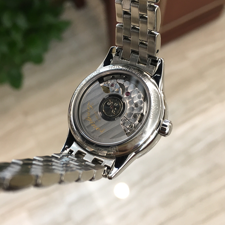 LONGINES 浪琴 优雅系列，L4.274.4.12.6。26毫米表径，精钢表壳，白色面盘，3点位置日期显示，Cal.L595自动上弦机械机芯，动力储备40小时。专柜定价：10900元。 单表无附件。