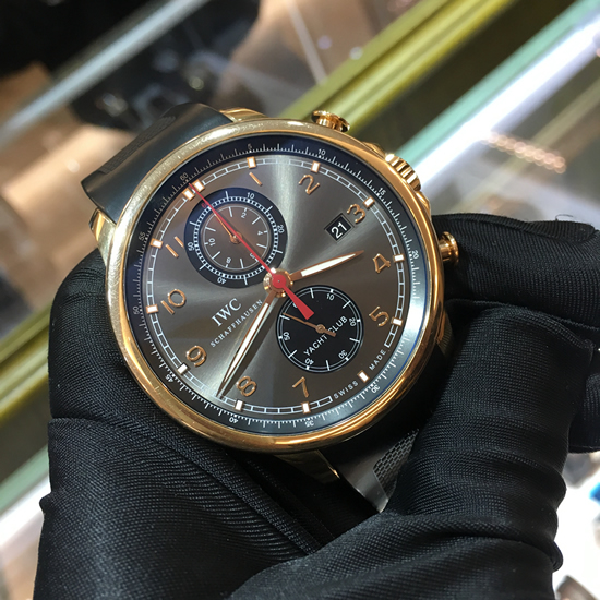 IWC 万国 葡萄牙系列，IW390202。45.4毫米表径，18K玫瑰金表壳，黑色面盘，3点位置日期显示，Cal.89361自动上弦机械机芯，动力储备68小时。专柜定价：197000元。 单表无附件。