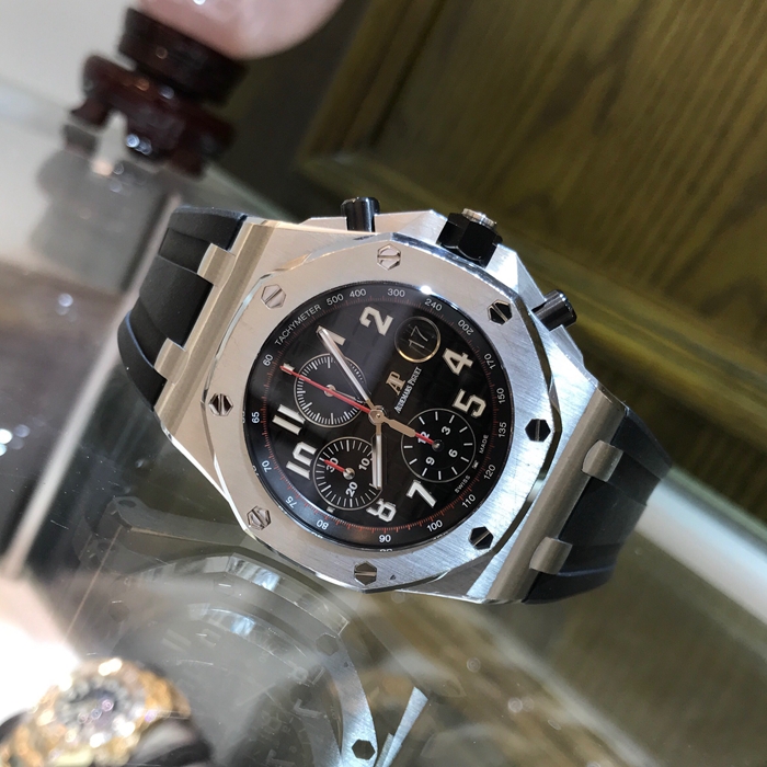 Audermars Piguet 爱彼 皇家橡树离岸型系列，26470ST.OO.A101CR.01。42毫米表径，精钢表壳搭配经反炫光处理的蓝宝石水晶玻璃镜面和底盖及黑色陶瓷旋入式表冠和按钮。黑色表盘镌刻“Méga Tapisserie”超大格纹装饰，搭配黑色计时器、白色荧光阿拉伯数字、白金荧光皇家橡树指针及黑色内表圈。自动上弦机械机芯，动力储备50小时。专柜定价：195000元。 全套附件齐全。