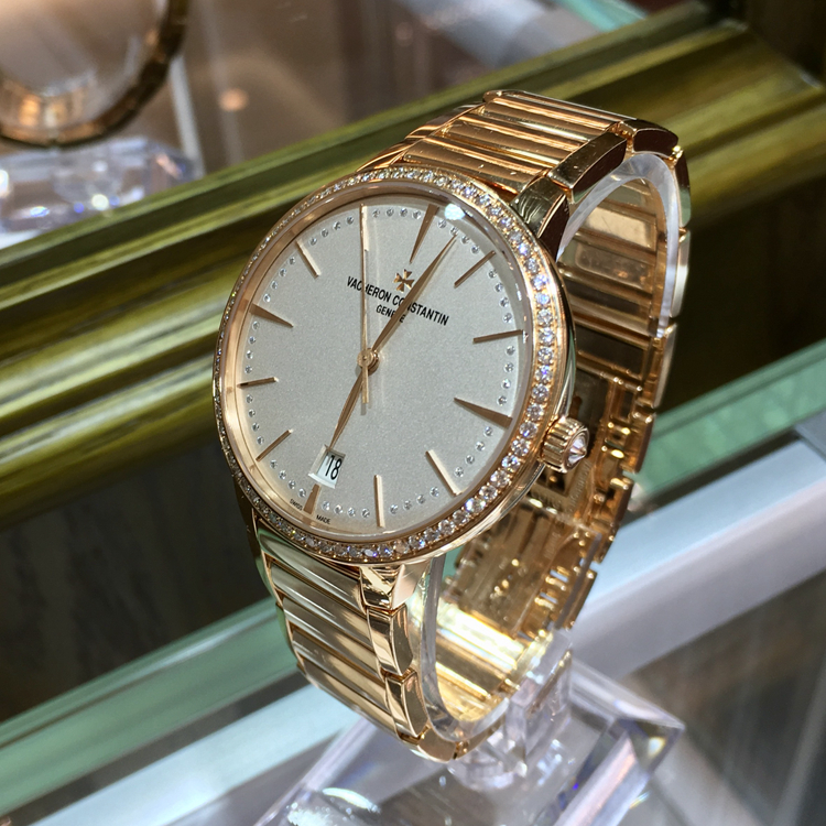 Vacheron Constantin 江诗丹顿 传承系列，85515/CA1R-9840。36毫米表径，18K玫瑰金表壳，镶嵌117颗钻石，重约0.97克拉，银白色面盘，6点位置日期显示，2450 Q6/2自动上弦机械机芯，动力储备40小时。专柜定价：444000元。 单表无附件。